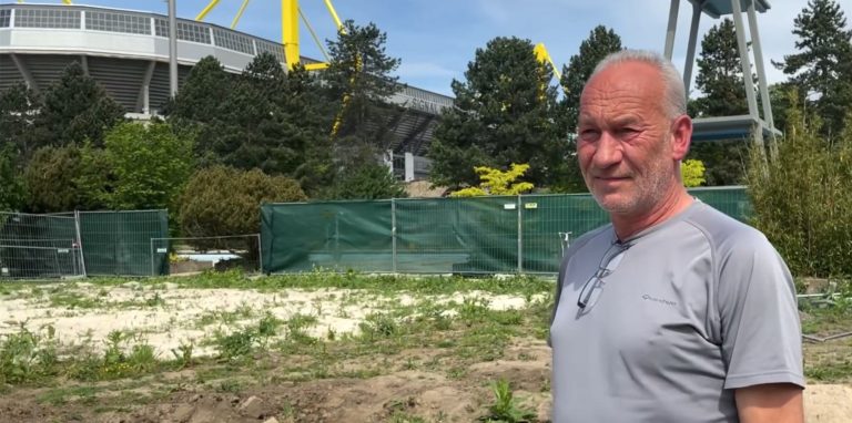 Jörg Husemann von Sportwelt vor dem Teil des Volksbads in dem Gäste noch nicht ihre Bahnen ziehen können.