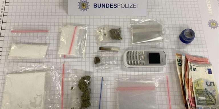 Drogen, Verschlusstütchen, Bargeld und ein Handy fanden die Ermittler der Bundespolizei bei einem Fröndenberger.