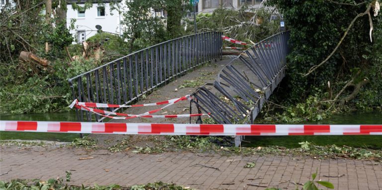 Eine Fußgängerbrücke ist unpassierbar. Ein Tornado hatte am Freitagnachmittag massive Schäden in der Stadt verursacht.