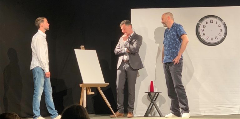 Kritisch begutachten Yvan (M.) und Marc (r.) das erworbene Kunstwerk von Serge (l.).
