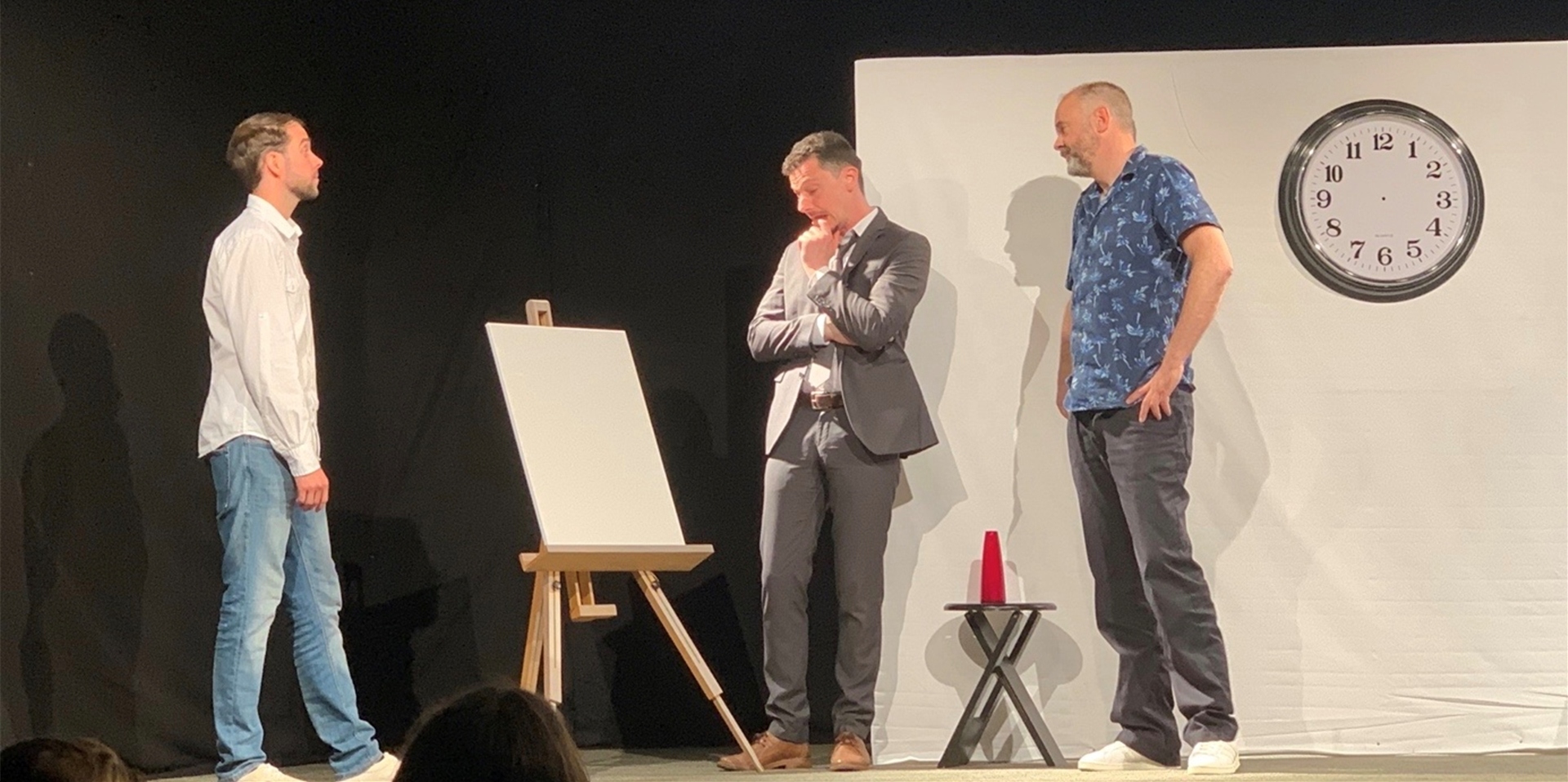 Kritisch begutachten Yvan (M.) und Marc (r.) das erworbene Kunstwerk von Serge (l.).
