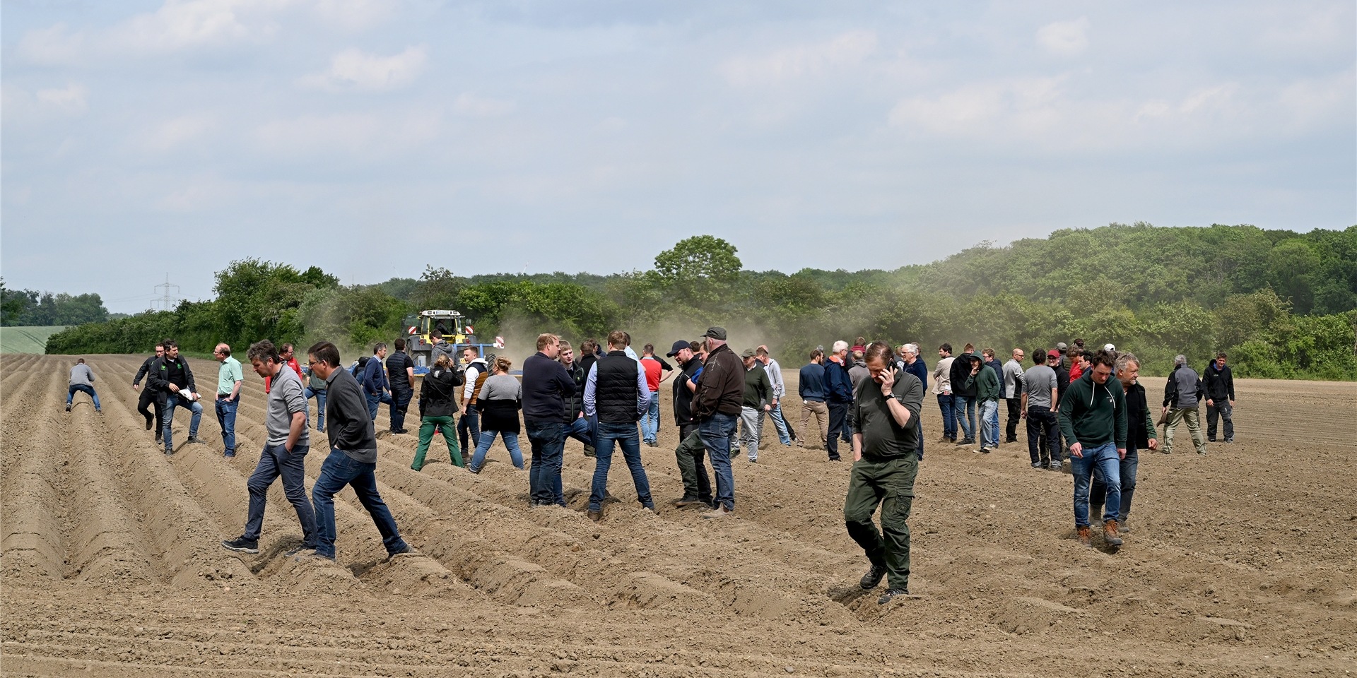 Auf einem Kartoffelacker des Hofes Schulze Altcappenberg hat der Striegeltag stattgefunden.