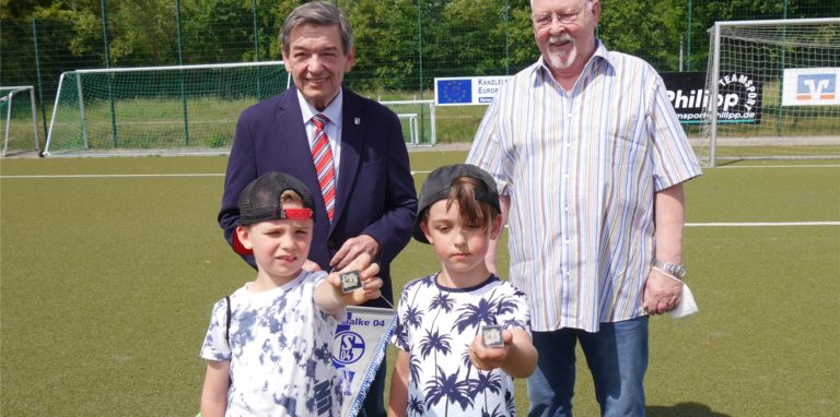 Bürgermeister Werner Arndt bedankte sich bei den Fußballern Henri und Ben für die Rettung ihres Nachbarn Gert Pelster (v. li.).