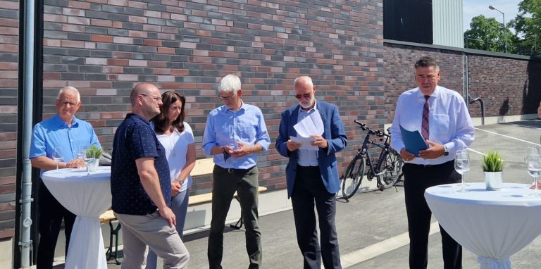 Mario Löhr (rechts), Landrat des Kreises Unna, übergab die sanierte Sporthalle an die Stadt Lünen und das Lippe Berufskolleg.