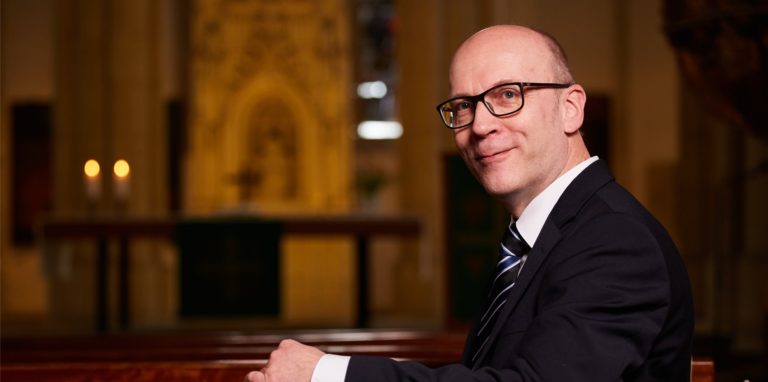 Superintendent Dr. Karsten Schneider erklärt, warum die Kirchenglocken im Kreis Unna auch weiterhin jeden Abend um 18.24 Uhr läuten werden.