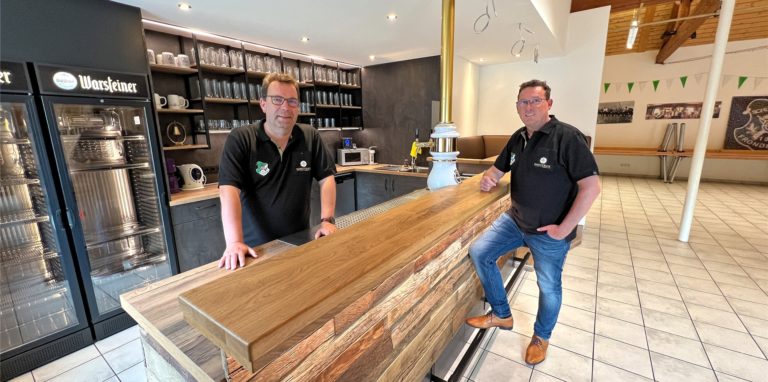 Oberst Olaf Rappold (li.) und Thomas Imenkämper als erster Vorsitzender des Fröndenberger Schützenbundes freuen sich über die renovierte Theke im Schützentreff.