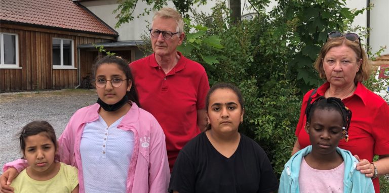 Eckhard Gransow und Uta Ziegenbein vom Patenschaftskreis Fröndenberg finden es ungerecht, dass Kinder aus geflüchteten Familien unterschiedlich behandelt werden, was den Eintritt ins Löhnbad betrifft.