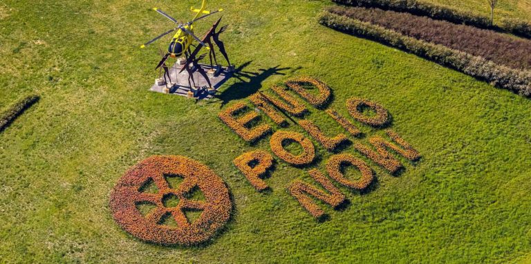 „End Polio Now“ fordert ein Schriftzug aus mehr als 23.000 Tulpen unterhalb des Hubschrauber-Denkmals an der Autobahnböschung am Kamener Kreuz auf.