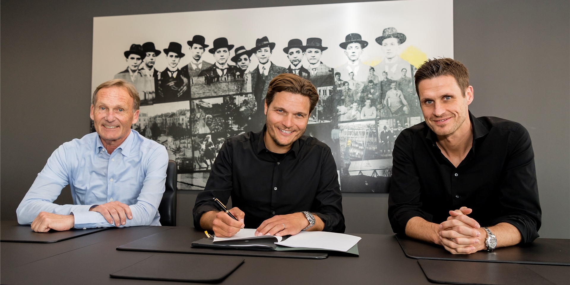 Edin Terzic hat am Dienstag seinen Vertrag als BVB-Trainer unterschrieben. Neben ihm sitzen BVB-Boss Hans-Joachim Watzke (l.) und Sportdirektor Sebastian Kehl (r.).