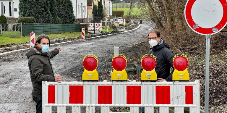 Sachgebietsleiter Jürgen Busch (rechts) bei einer Baustellenbesichtigung an der Landskroner Straße. Sein Fachbereich Bauen in der Unnaer Kreisverwaltung hat inzwischen mit dem Bau des Radweges zu tun. Busch äußert sich über eine neue Querungshilfe, die manchen Sorgen bereitet.