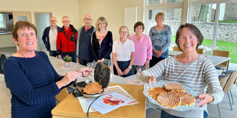Das Team der Waffelstube rund um Friedrich-Wilhelm Reichenbach, Werner Kooymanns, Joachim Hosang, Nicola Pauli, Inge Steffens, Hendrike Plümer, Yvonne Ernst, Anette Wendel freut sich, wieder backen zu dürfen.