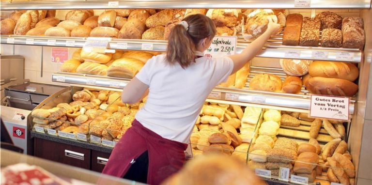 In vielen Bäckereien in Schwerte gibt es am Feiertag frische Brötchen.