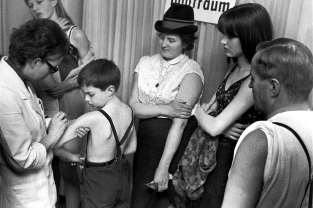 Kommt die Pockenimpfung zurück? Von der Bundesregierung eingelagerter Pockenimpfstoff ist wegen zu starker Nebenwirkungen nicht gegen die aktuell diskutierten Affenpocken einsetzbar. (Bild aus dem Jahr 1967)