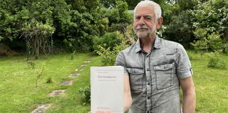 Rainer Mittmann ist pensionierter Beamter. Er hat wegen des Eklats um den ehemaligen VHS-Dozenten eine Fachaufsichtsbeschwerde beim Kreis Unna eingereicht. Die Beschwerde wurde aber abgelehnt. Nun geht er den nächsten Schritt.