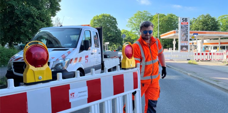 Die Koppelstraße wurde am Mittwochmorgen voll gesperrt. Wenig später teilte die Stadt Kamen überraschend mit, dass die Vollsperrung aufgehoben und auf 30. Mai verschoben wurde.