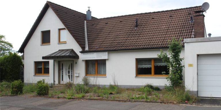 Binnerheide 3: Man kann an den Pflanzen erkennen, dass das Haus seit Jahren nicht mehr bewohnt wird.
