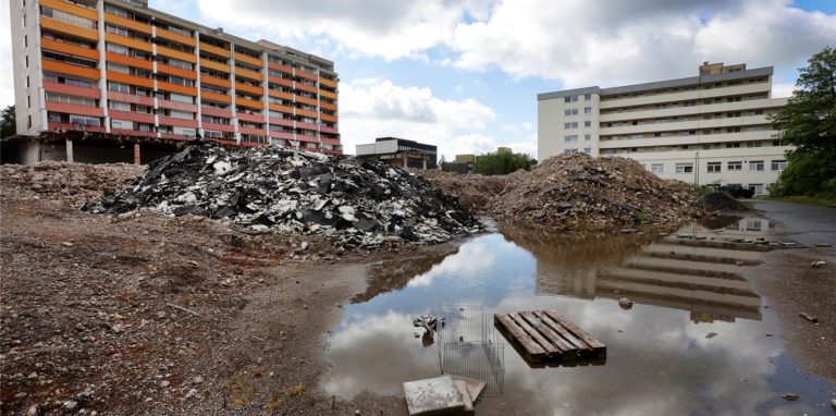Die Brachfläche im künstlichen Herzen der Stadt gleicht einer Kraterlandschaft. Mit dem Verkauf könnte sich daran bald etwas ändern.