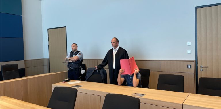 Der Angeklagte sitzt kurz vor Prozessbeginn an der Seite seines Verteidigers Martin Gentz.