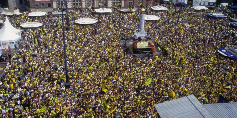 BVB-Fans auf dem voll besetzten Friedensplatz.