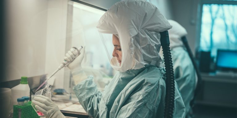Eine Frau arbeitet im Institut für Mikrobiologie der Bundeswehr in München (Bestmögliche Bildqualität). Das Institut hat auch erstmals in Deutschland bei einem Patienten das Affenpockenvirus zweifelsfrei nachgewiesen.