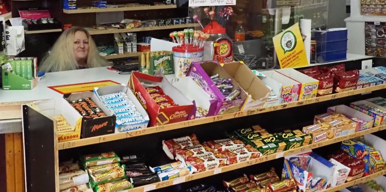 Anja Messemer hütet die Kasse, wenn ihr Lebensgefährte Hussein Ay unterwegs ist. Jetzt müssen die beiden ihren „Mondschein-Kiosk“ zum Ende des Monats schließen.