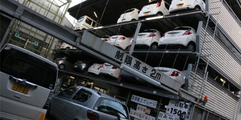 Vertikales Parken gehört in asiatischen Ländern, wie hier in Japan, zum Alltagsbild. Dort, wo wenig Platz ist, bieten sich Parkhäuser an, die wie Setzkästen aussehen. Für ein vertikales Parkhaus im Technopark ist nun die Baugenehmigung erteilt worden.