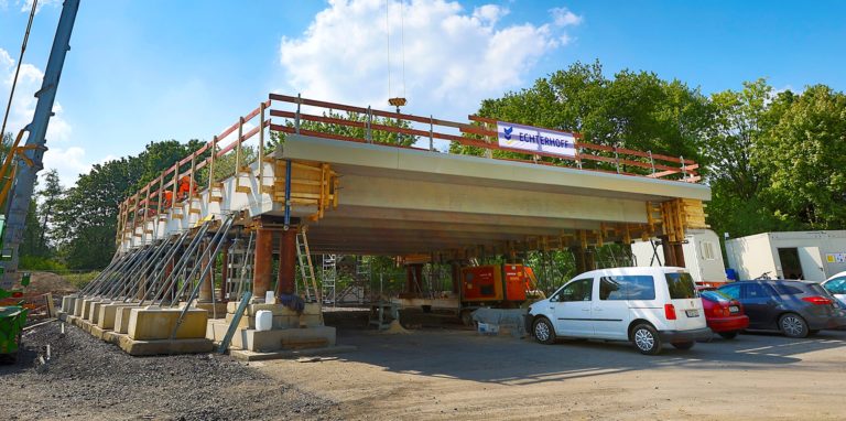 Die vormontierte Autobahnbrücke am Montageort neben der A2.