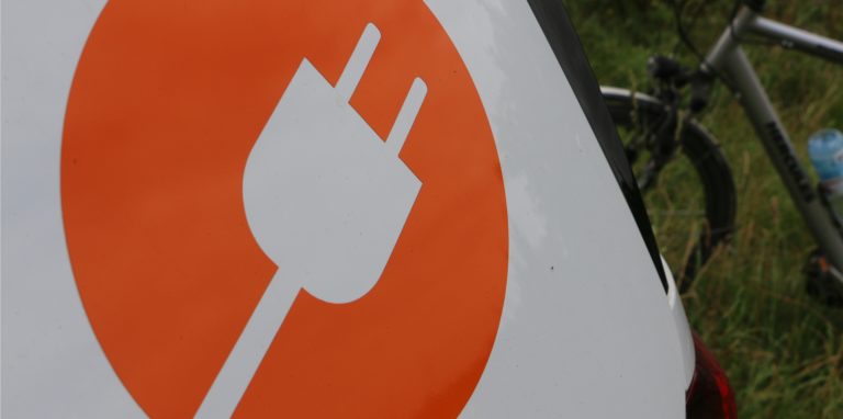 Der Ausbau von Ladestationen für Elektroautos steht unter Strom. Die GSW drücken den Stecker, wie hier auf einem ihrer Autos als Symbol zu sehen, an mehreren zentralen Standorten.