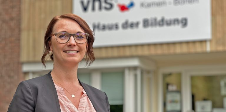 Karolina Kubiak ist die neue Leiterin der VHS Kamen-Bönen. Sie löst im Haus der Bildung Thomas Freiberger ab.