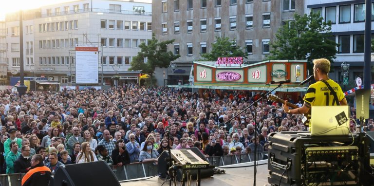 Tausende Besucher waren am Freitagabend auf dem Friedensplatz in Dortmund während des Auftritts von Malik Harris bester Laune.