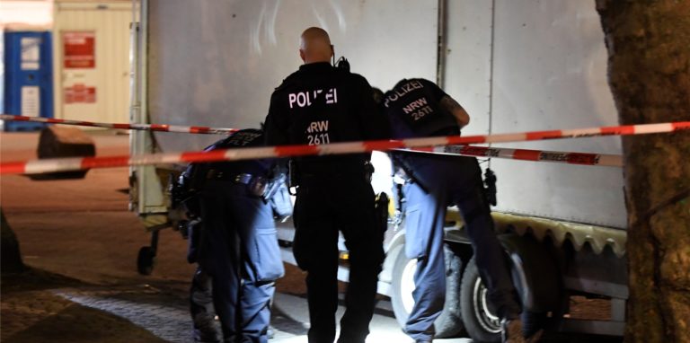 Polizisten suchen in der Nacht nach Spuren der Schiesserei auf dem Hamborner Altmarkt in Marxloh. Bei einer Auseinandersetzung mit Schusswaffen sind am Mittwochabend in Duisburg vier Personen verletzt worden.