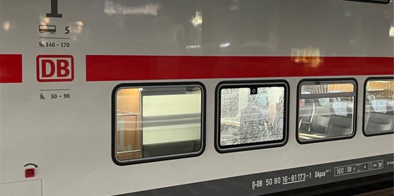 Der ICE rollte mit der beschädigten Scheibe durch Kamen und stoppte im Hauptbahnhof Dortmund.