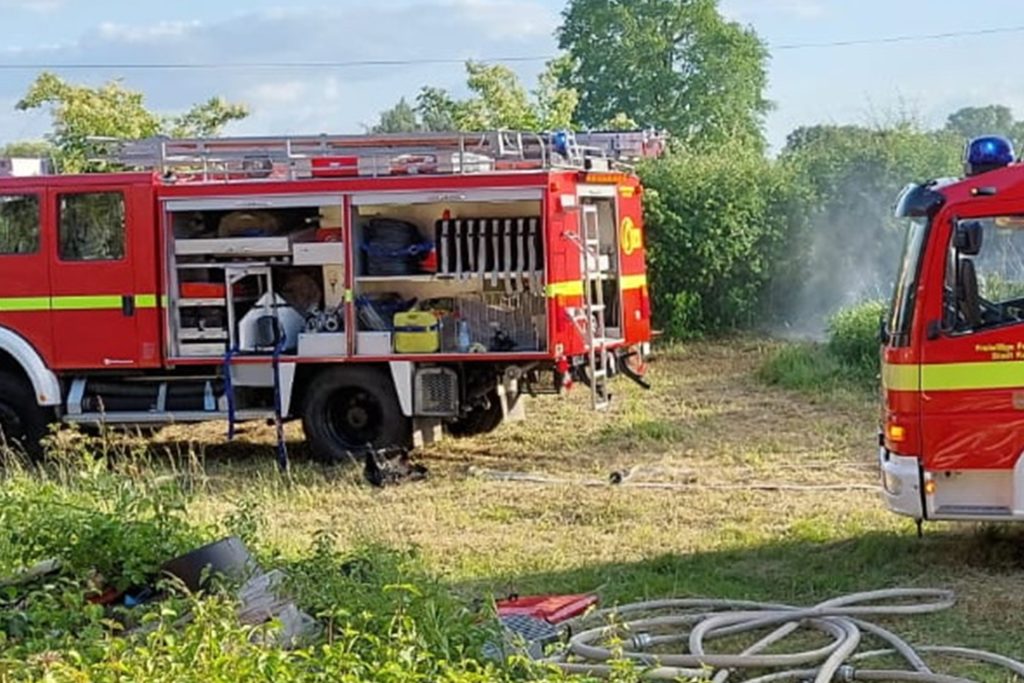 Die Feuerwehr rückte mit mehreren Einsatzwagen an. Die Versorgung mit Löschwasser wurde unmittelbar hergestellt. Die Feuerwehr rückte mit mehreren Einsatzwagen an. Die Versorgung mit Löschwasser wurde unmittelbar hergestellt.