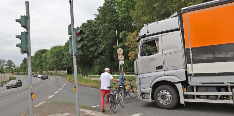 Die Vollbremsung kommt zu spät. Der Lkw bleibt mitten auf dem Fuß- und Radüberweg stehen. Das hätte gefährlich werden können.