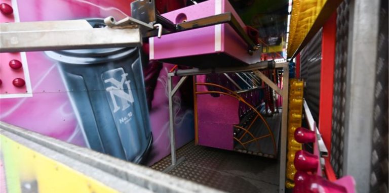 Das Fahrgeschäft auf dem Emder Matjesfest wurde über Nacht abgebaut und abgestellt.