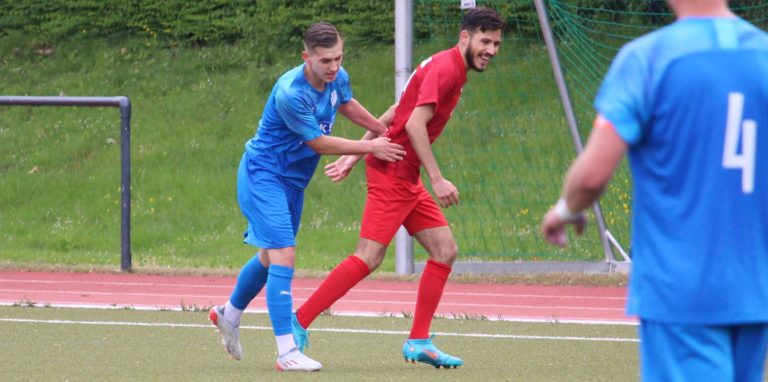 Tarik Acar (r.) und der TSC Kamen setzten sich deutlich gegen Lucas Skorbisch (l.) und BW Alstedde durch. Dennoch sind die Kamener nun abgestiegen.