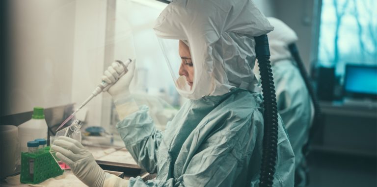 Eine Frau arbeitet im Institut für Mikrobiologie der Bundeswehr in München. Das Institut hat erstmals in Deutschland bei einem Patienten das Affenpockenvirus zweifelsfrei nachgewiesen.