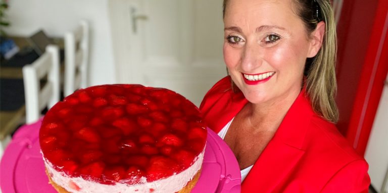 So sieht die fertige Erdbeertorte aus.