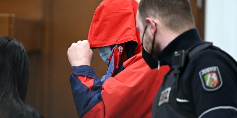 Der angeklagte katholische Priester wird in den Gerichtssaal geführt. (Archiv)