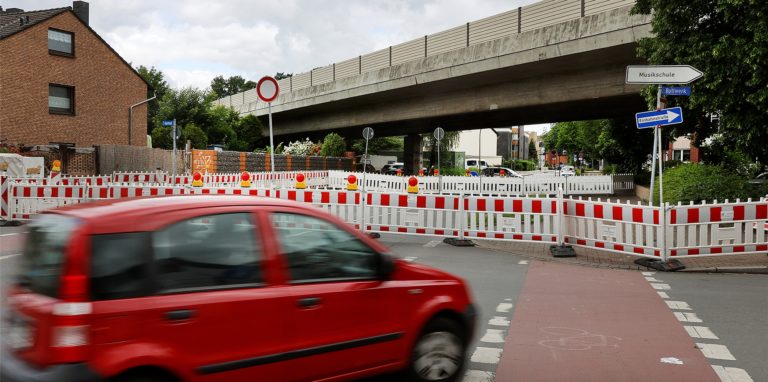 Vom Rathaus kommend, geht es auf der Koppelstraße nur noch nach rechts zum Bollwerk und nach links zum Kalthof.