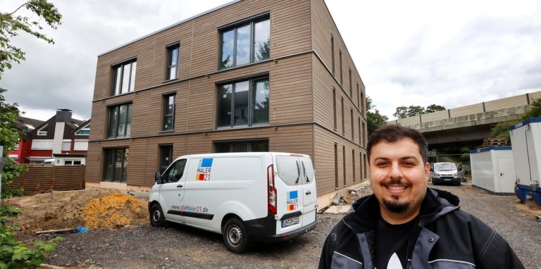 Bauleiter Kaiser Ramzi Ibrahim vor dem Neubau am Kalthof. Die Baufirma liegt gut im Zeitplan. In Kürze werden die Balkone vor die Fassade gesetzt.