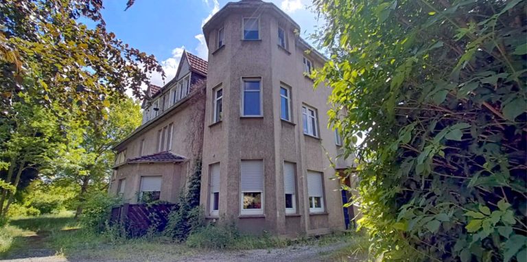 Als „Schulten-Villa“ ist das Haus mit dem Erker-Türmchen an der Langestraße 16 in Ergste bekannt.