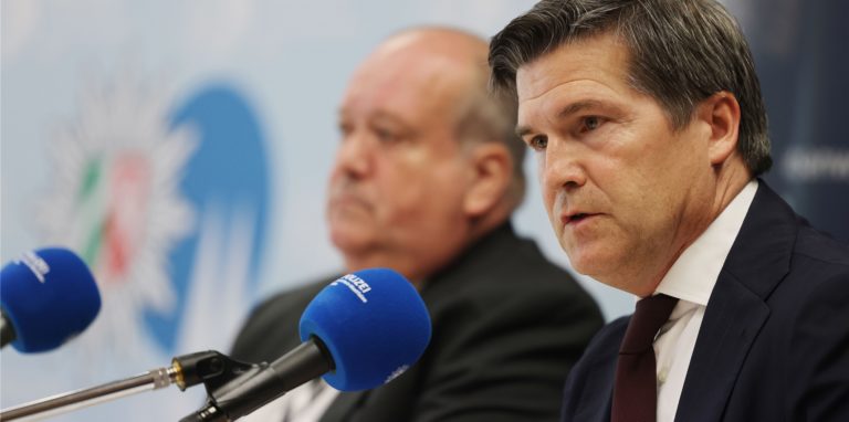 Joachim Roth, Oberstaatsanwalt, und Ulrich Bremer (r), Oberstaatsanwalt, sprechen auf einer Pressekonferenz. Staatsanwaltschaft und Polizei haben über Ermittlungen gegen mehr als 70 Tatverdächtige wegen sexuellen Missbrauchs an Babys und Kleinkindern informiert.