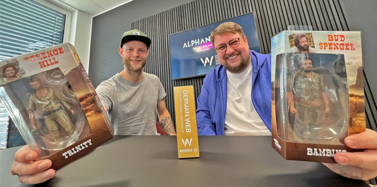 Niklas Fechner (l.) und Thomas Barwinski haben in ihrem Büro nicht nur Spielfiguren, die viel über ihre Unternehmensphilosophie verraten, sondern auch den German Web Award: Die Alphanauten zählen zu den besten Online-Agenturen.
