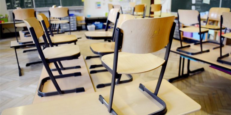 Ob in den kommenden Jahren weniger Stunden ausfallen, weil es mehr Lehrer gibt. Wahscheinlich nicht!