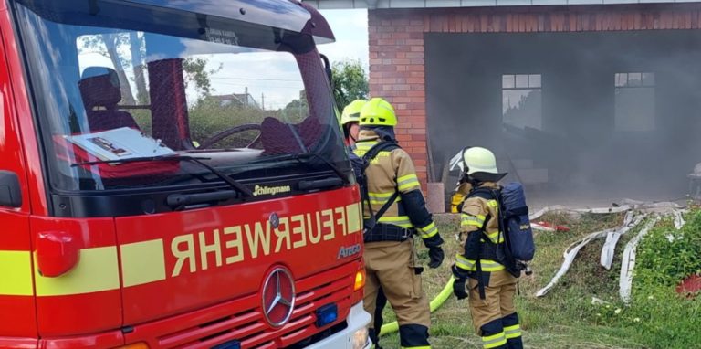 Einsatz am Roggenkamp für die Feuerwehr Kamen: Es galt ein Feuer in einem Wohnhaus zu löschen.