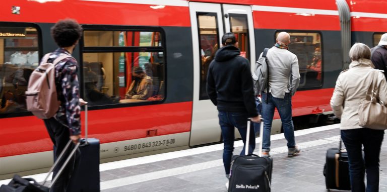 Fahrgäste gehen zu einem Regionalzug am Ostbahnhof. Mit einem 9-Euro-Ticket können die Fahrgäste im Juni, Juli und August für jeweils 9 Euro bundesweit im öffentlichen Nah- und Regionalverkehr fahren.