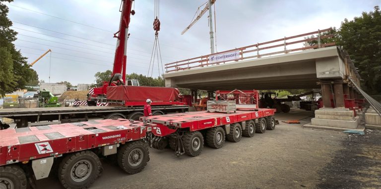 Die fahrenden Plattformen werden aneinandergehängt, um am Freitag die neben der Autobahn angefertigte Brückenplatte zu transportieren.