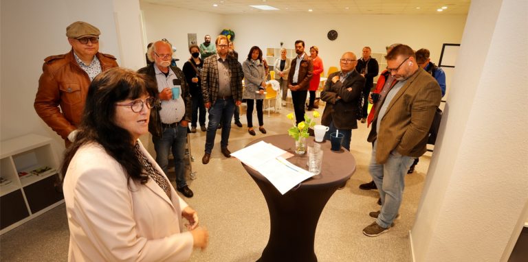 Bürgermeisterin Elke Kappen eröffnete am Dienstag die sogenannte „Treffbar“ in der Fußgängerzone. Das frühere Ladenlokal dient als Anlaufpunkt für Gruppen und Vereine.