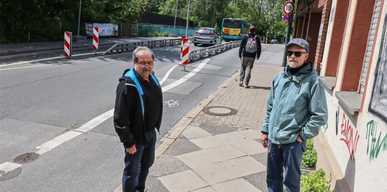 Anwohner Rolf Jägel (l.) und Walter Keller sind wenig erbaut über die marode Brücke an der Lange Straße.